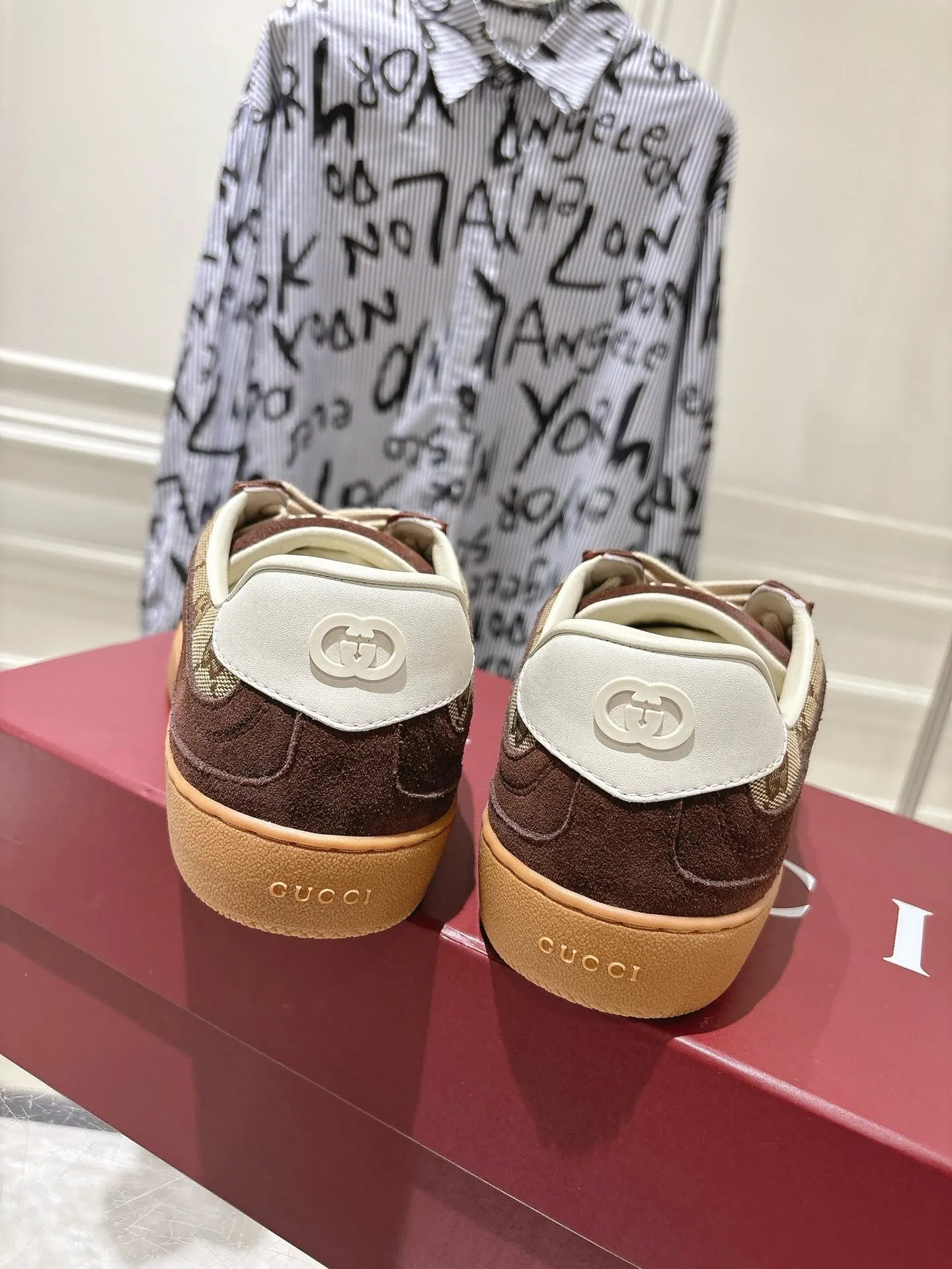 👟👟Ex-factory price 540👟👟Men's size +10 New upgraded version🔥Gucci 2024 new white shoes casual shoes hot recommendation, original TPU soles, original fabrics, original sheepskin lining sheepskin feet🔥Original cover craftsmanship is reproduced one to one! The pursuit of ultimate comfort! 🔥🔥 [Love] Fabric: Imported cow suede + mesh [Love] Packing: Counter-matched red shoe box ➕ Aviation airplane box [Love] Code number: 35-45